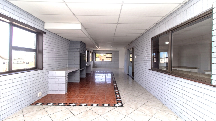 7 Bedroom Property for Sale in Loevenstein Western Cape